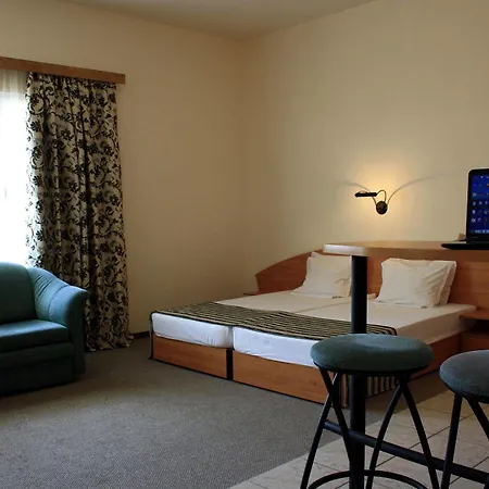 Lotus Family - Free Parking Hotel